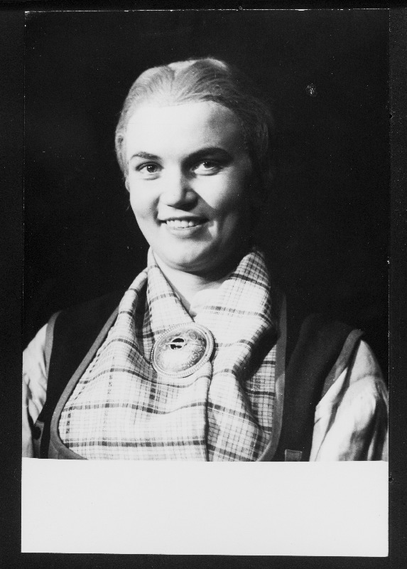 Näitleja Leida Laius Katku Liisu osas Aadu Hindi samanimelise romaani järgi seatud Andres Särevi dramatiseeringus Tuuline rand. V. Kingissepa nimelises TRA Draamateatris.