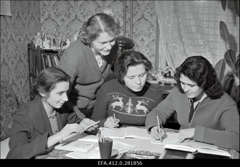 Narva Kreenholmi Manufaktuuri elektrimootorite mähkijate brigaad (brig.Inda Seppois)