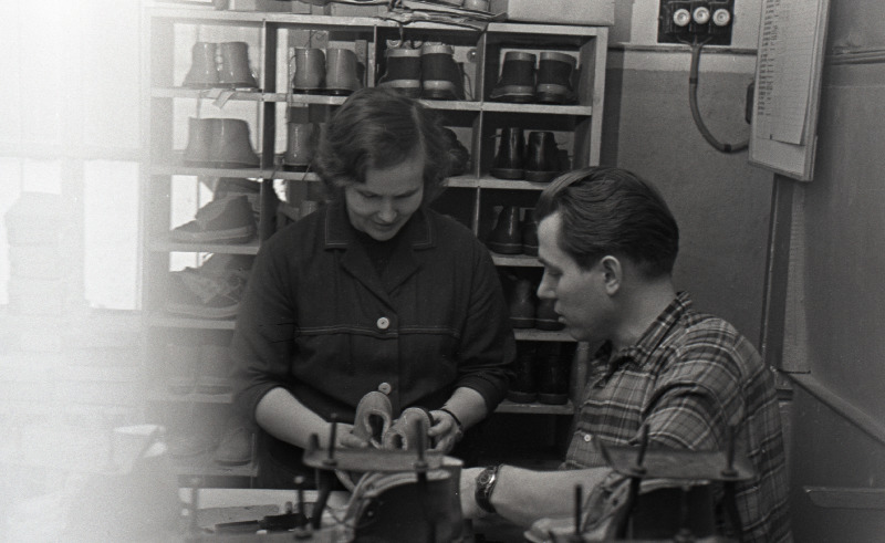 Tootmiskoondises Kommunaar Pärnu filiaalis rakendatakse saraatovlaste eeskujul defektideta toodete üleandmise süsteemi. Meister Helgi Toos ja sorteerija Leonhard Murumaa kvaliteeti kontrollimas.