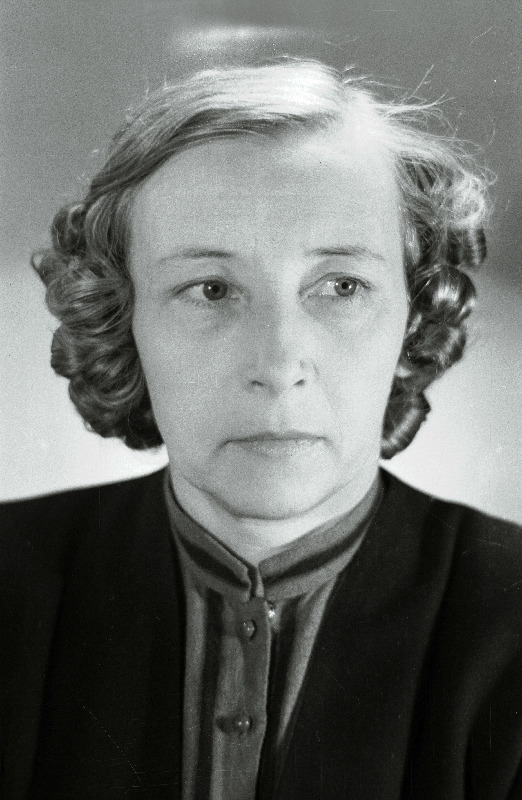 Tubin, Linda - V. Kingissepa nimelise Tallinna Riikliku Draamateatri näitleja.