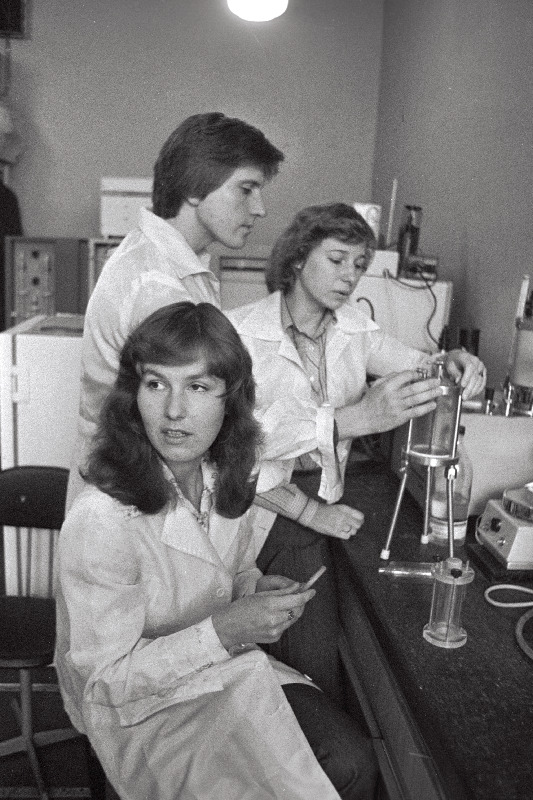 Tallinna Polütehnilise Instituudi toiduainete tehnoloogia kateedri aspirandid Astrid Kalda, Arvo Käärd ja Reine Laidsaar laboratooriumis.
