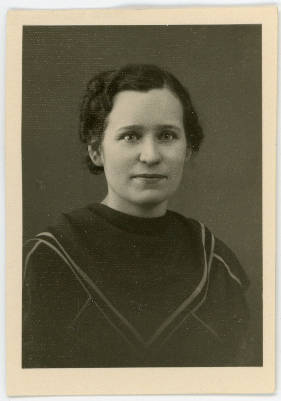 Eslas, Salme, 1904. Portreefoto välispassi saamiseks esitatud avalduse juurde