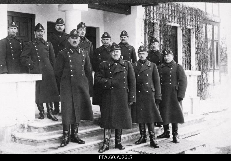 3. Diviisi juhtkond, vasakult 4. 6. Jalaväerügemendi ülem kolonel E. Rosenberg, 7. 3. Diviisi ülem kindralmajor Aleksander Tõnisson, 9. kolonelleitnant Verner Trossi, 11. major R. Riives.