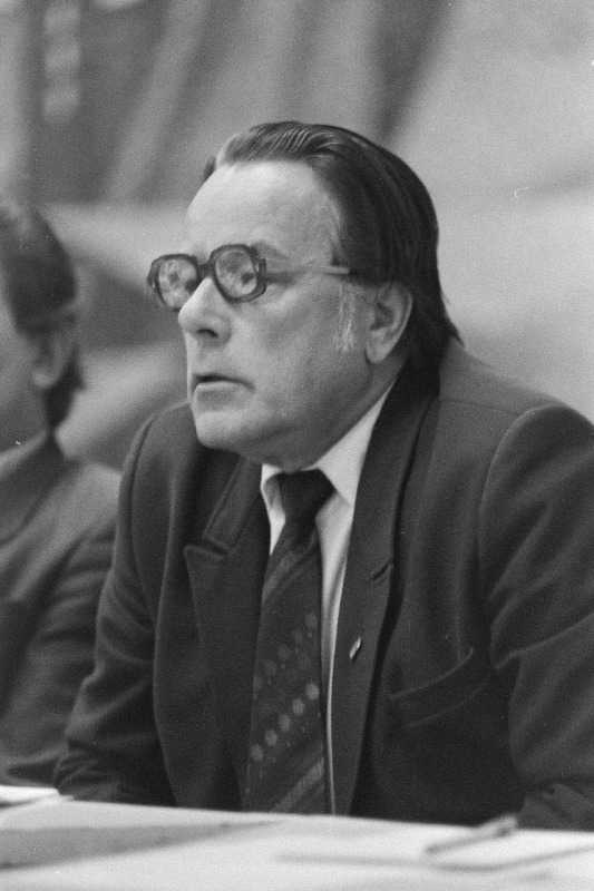 Põllumajandusdoktor Loit Reintam teadlaste ja ajakirjanike nõupidamisel Kirde-Eesti fosforiidi kaevandamisega seotud probleemide üle.