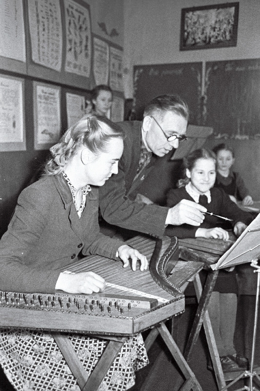 Vigala-Peru 7-klassilise Kooli muusikaõpetaja Mihkel Saia rahvapillimängijaid juhendamas.