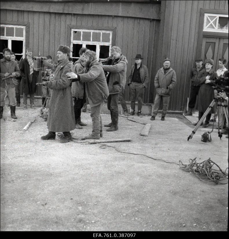 Filmi "Äratus" filmimine: Määritsa lahing. Operaator Mait Mäekivi, operaatori assistent Viktor Koškin, režissöör Jüri Sillart. Sõdur ja tehniline personal.