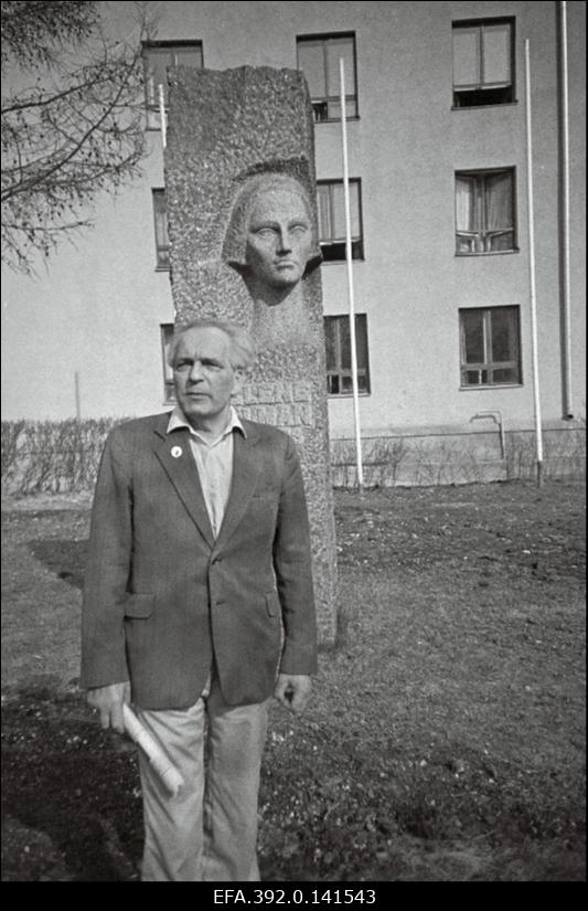 Nõukogude Liidu kangelase Leen Kullmani vend Agu Murdvee oma õe mälestusmärgi juures.