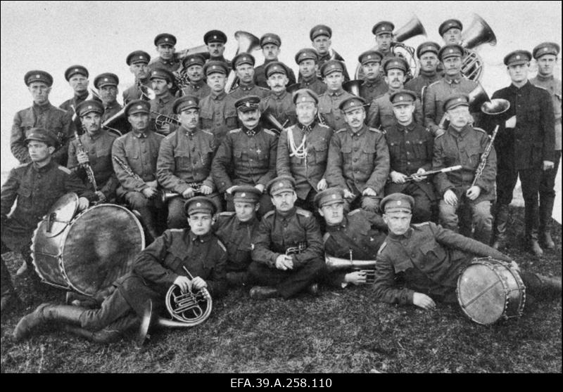 Vabadussõda. 1.Jalaväepolgu orkester Peeterristil. Istujate rivis vasakult 4. polguülem polkovnik Otto Heinze, 5. polgu adjutant leitnant Hans Tuksam (Tuuksam).