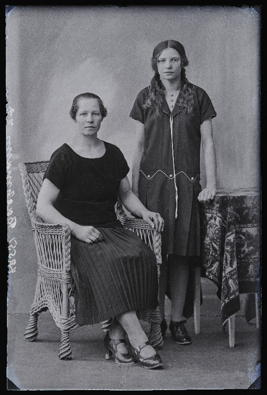 Kaks naist, (foto tellija Bachmann).