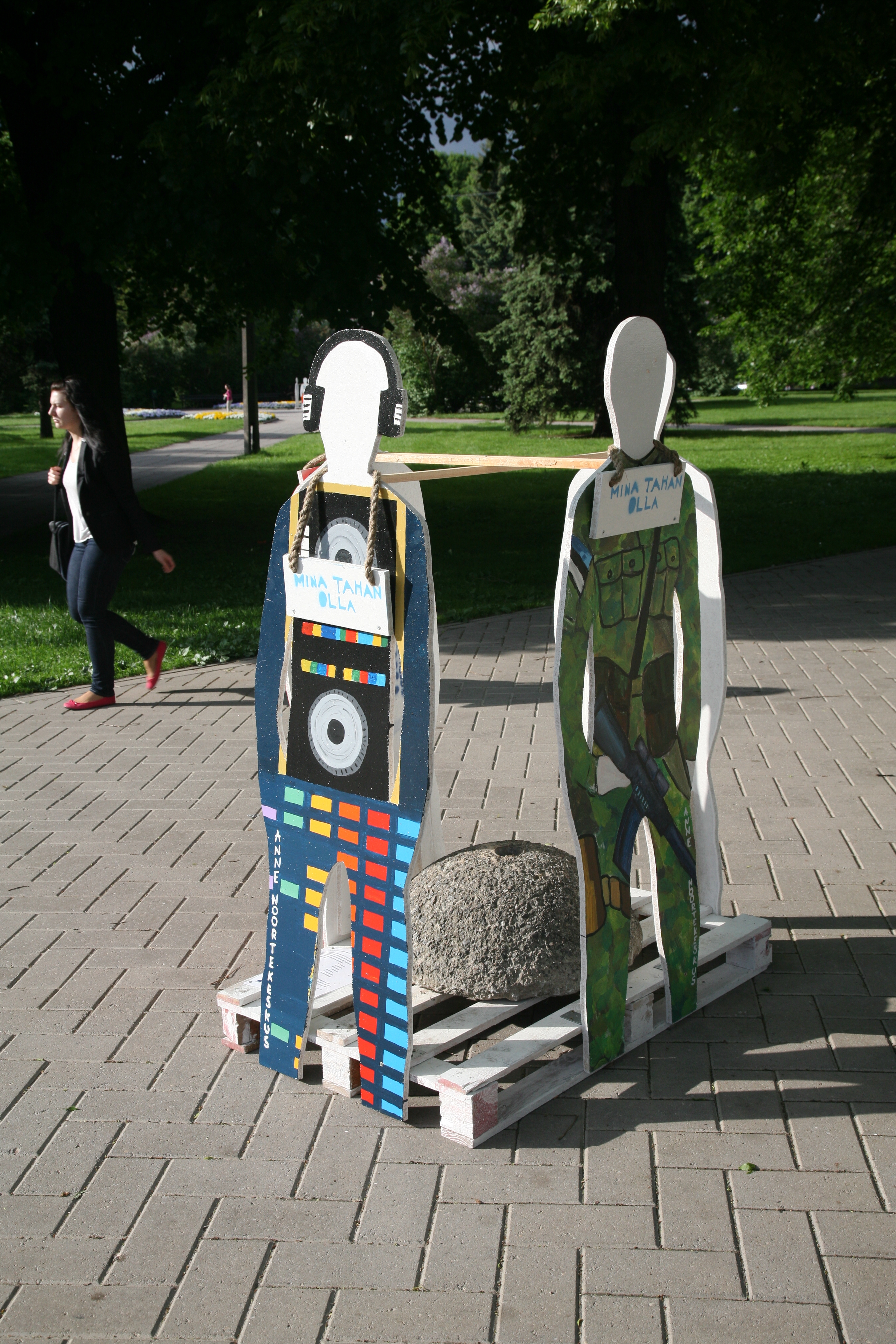 Anne noortekeskuse noorte kunstiprojekt 'Poolel teel' Tartu kaubamaja kõrval Uueturu tänaval tutvustab noorte elukutsevalikuid, 28. mai 2013