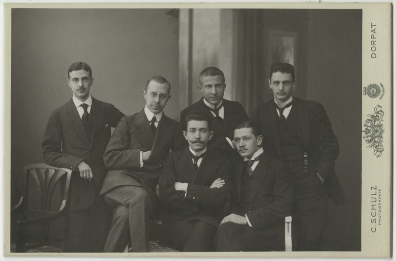 Usuteaduse Üliõpilaste Seltsi 22. novembril 1913 vastuvõetud liikmed koos akadeemiliste isadega, grupifoto
