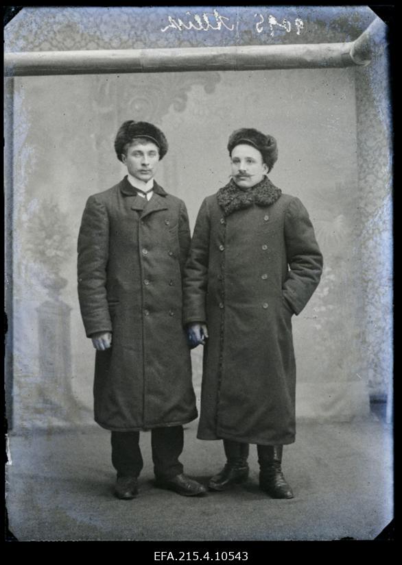 Kaks meest talvemantlites, (foto tellija Allik).