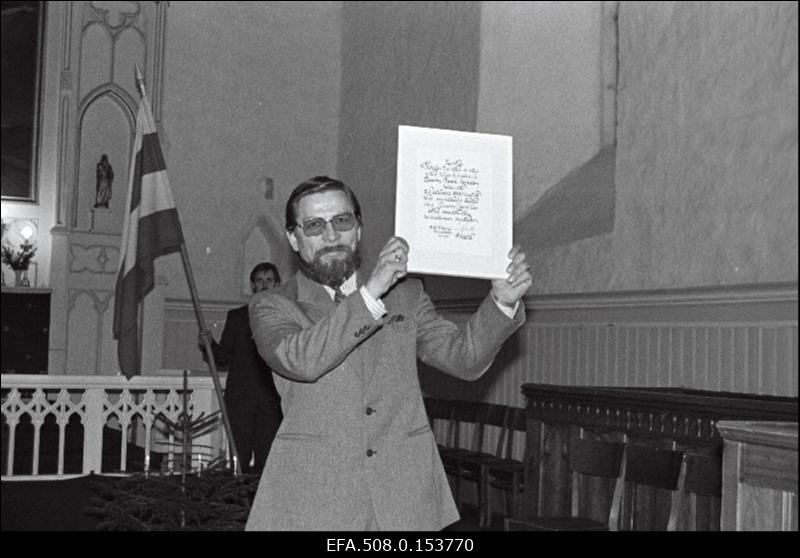 Suure-Jaani linnale omavalitsusõiguse dokumendi üleandmine. Suure-Jaani linnapea Märt Moll koos linnaõigusi kinnitava dokumendiga.