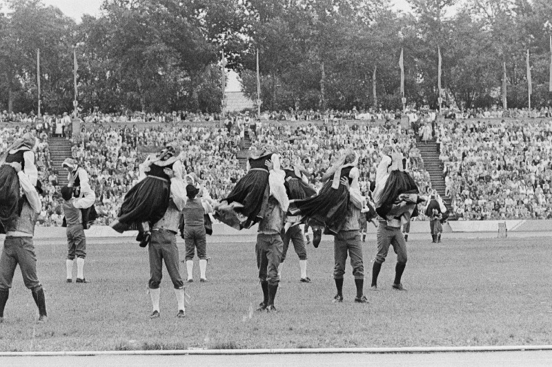 Eesti NSV XX üldlaulu- ja tantsupeo rahvatantsijad esinevad Komsomoli-nim. staadionil.