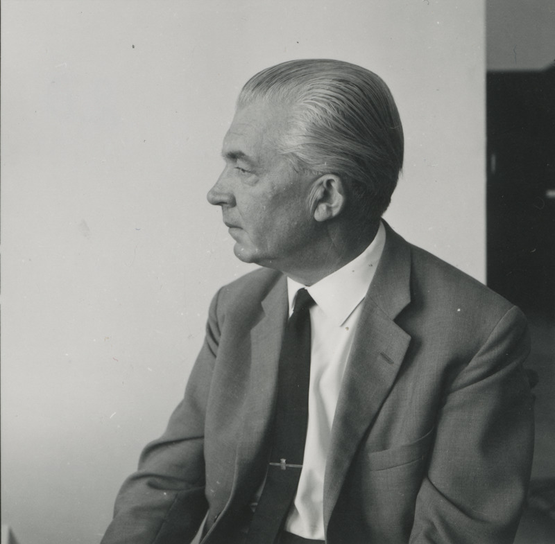 Armin Tuulse istumas fotoateljees toolil