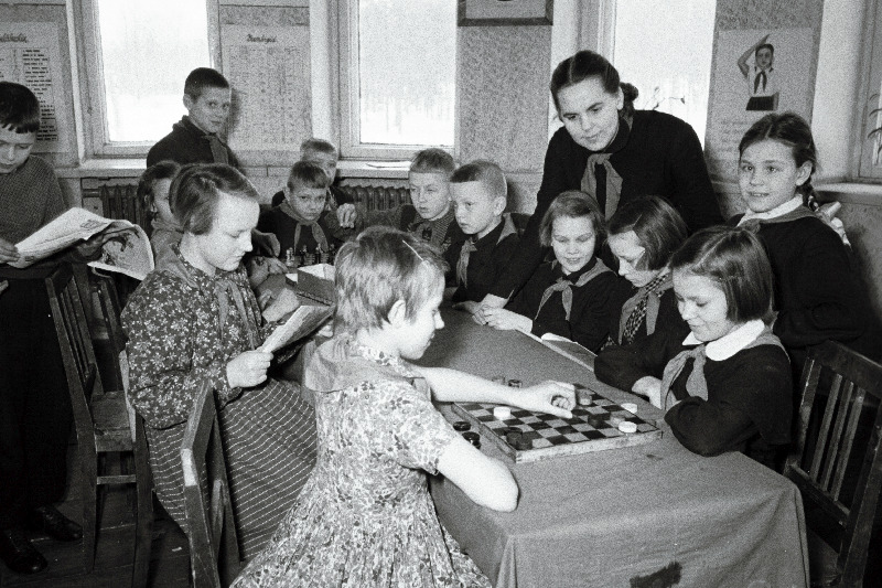 Kohtla-Järve I Keskkooli nooremate klasside õpilased vaheajal pioneeride toas.