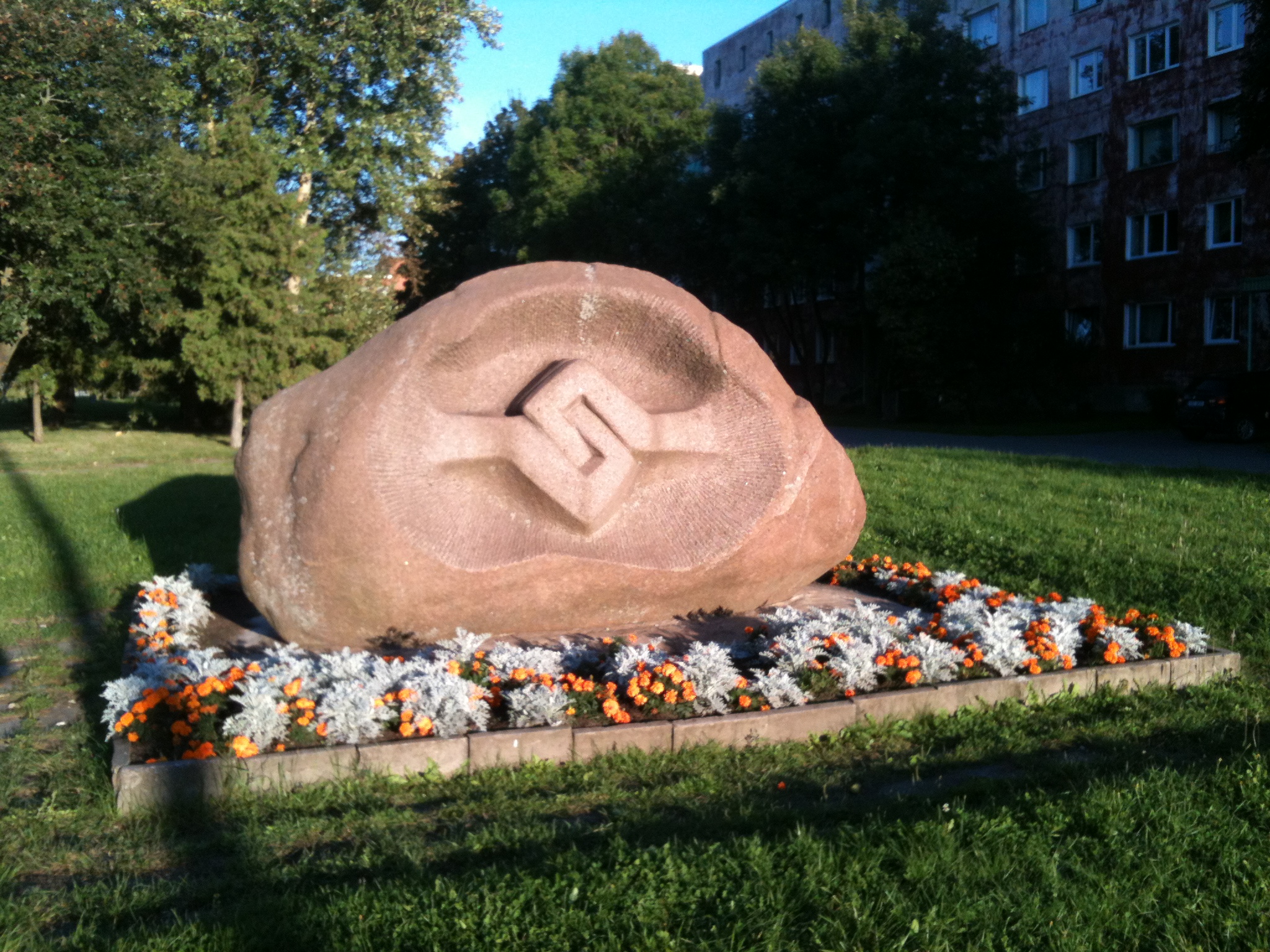 Kohlta-jarve, The stone of friendship - Mälestusmärk "Kohtla-Järve – Outokumpu sõpruslinnad"