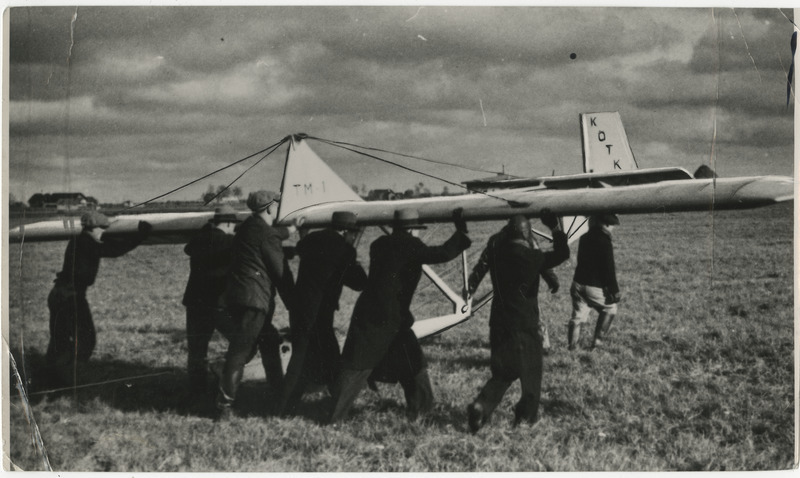 Üleriigilised Kaitseliidu purilennunduse kursused Tallinna lennuväljal 23.10.1935, kursandid purilennukit "TM-1 Kotkas" lükkamas