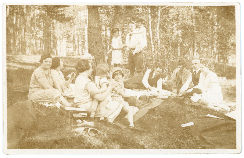Johannes Vares sõpradega väljasõidul piknikut pidamas