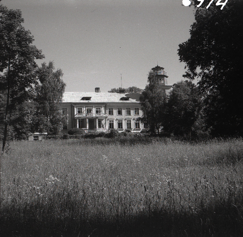 Vaade Pühajärve mõisahoonele (puhkekodule).