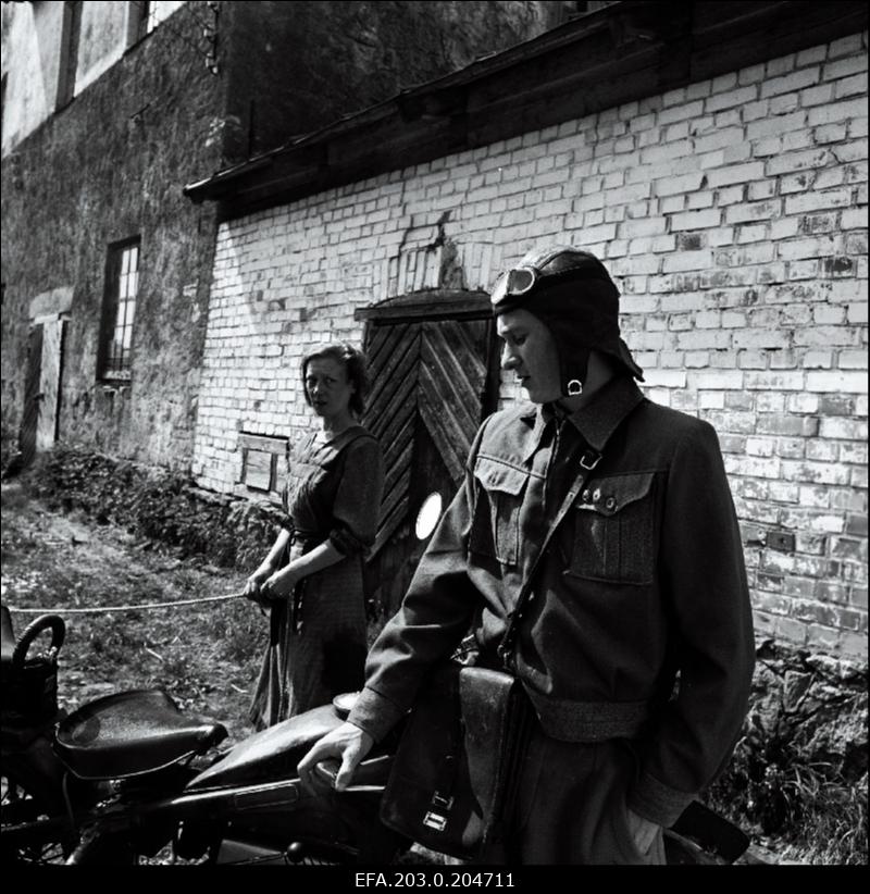 Etakdagi stolda etuk ayol