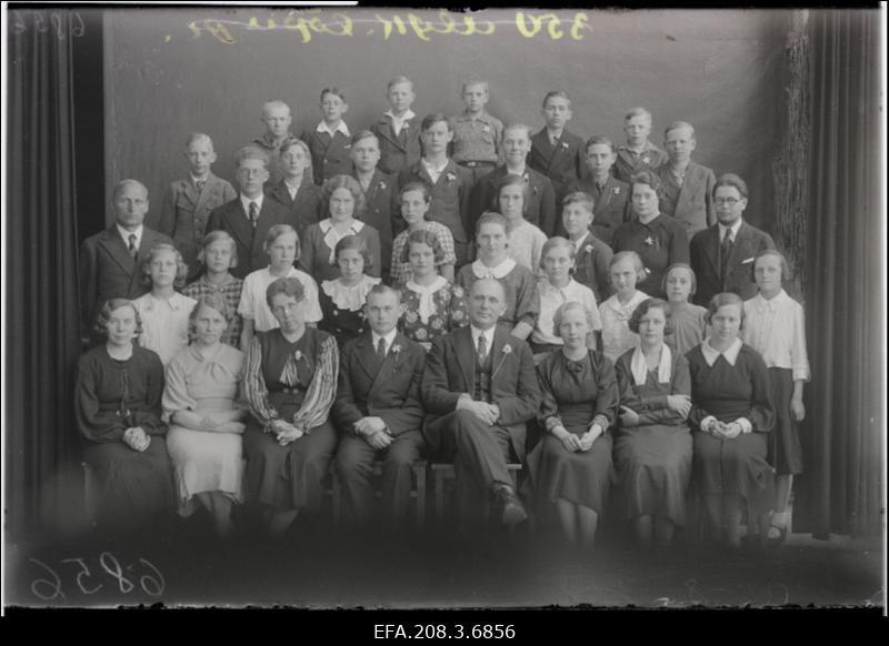 Grupp Paide Algkooli lõpuklassi õpilasi.