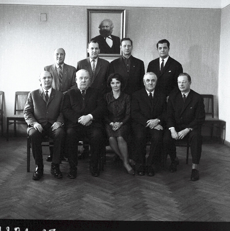 Endiseid 7. Laskurdiviisi muusikamehi; Emil Laansoo, Arved Haug, jt., nende keskel K. Allikas ja kultuuriminister A. Laus. Grupipilt.