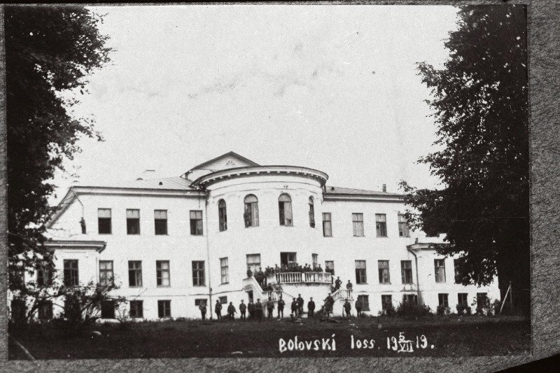 Vabadussõda. 2.Jalaväepolgu 1.roodu sõdurid Bolweni (Balvi) mõisa peahoone ees.