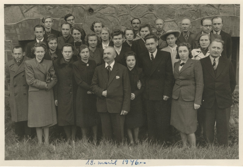 ENSV Riigi Keskarhiivi Tartu osakonna 25. aasta juubelist osavõtjate grupifoto arhiivi õues