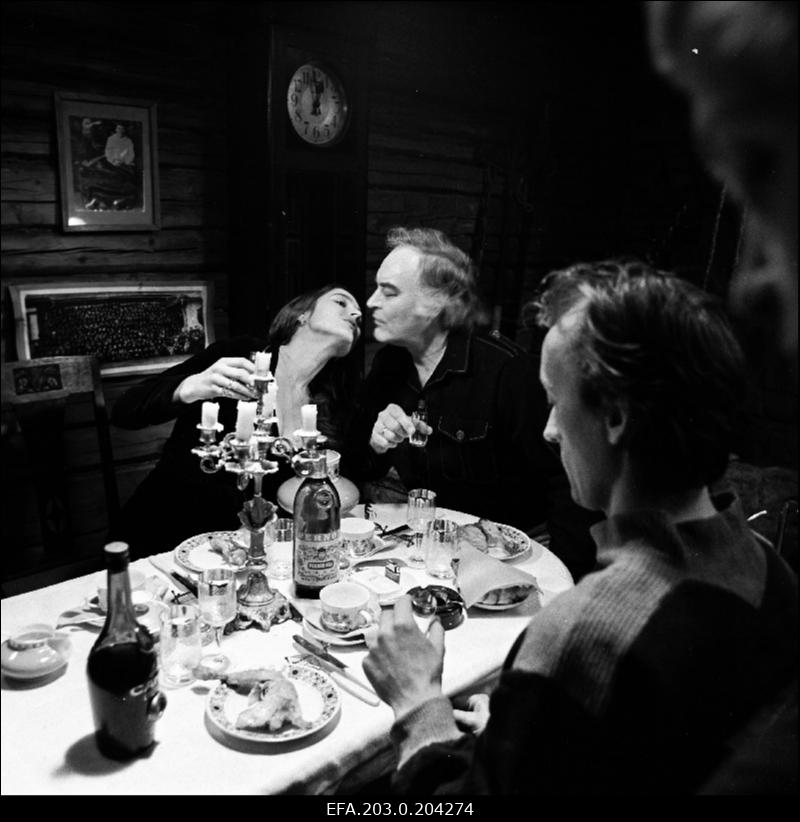 Stseen Tallinnfilmi mängufilmist "Corrida". Noor naine Ragne Rass (Rita Raave) koos oma värske abikaasa Osvald Rassi (Rein Aren) ja kunagise kallima Tarmo Meltsasega (Sulev Luik).