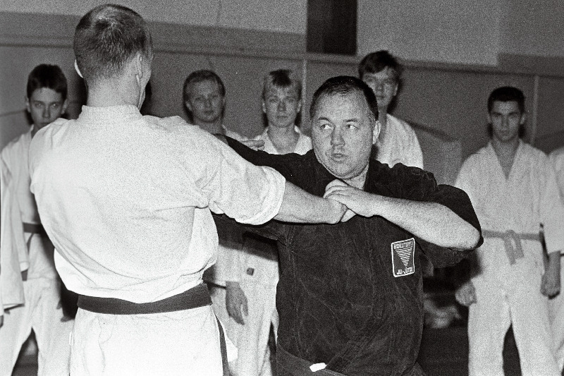 Soome ju-jutsu meister Auvo Niiniketo (ees keskel) demonstreerib eesti poistele võitlusvõtet.
