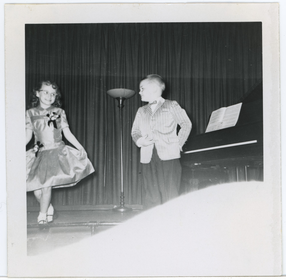 Emilie Johanna õpilased Sam ja Lynn esinemas