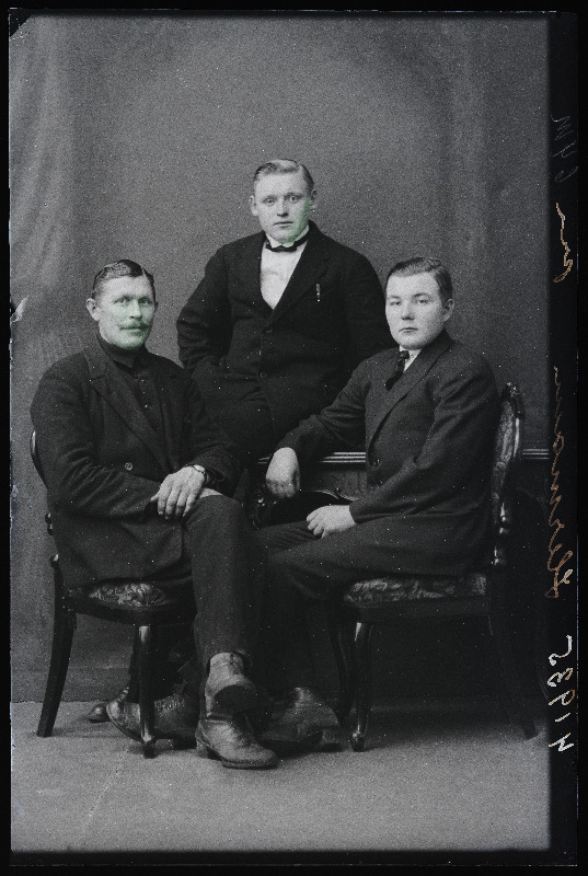 Grupp mehi, keskel Hermann, paremal E. Paju, (Abja Linavabrik).