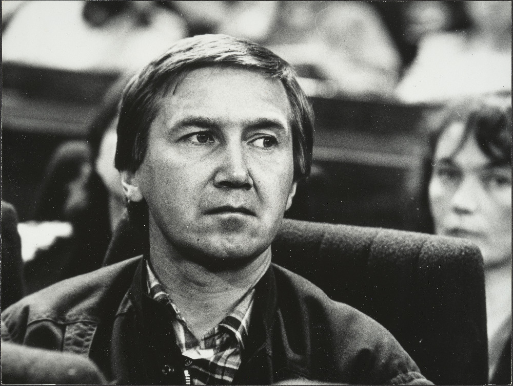 Rahvarinde asutamiskongress Linnahallis.Luuletaja ja esseist Andres Langemets.