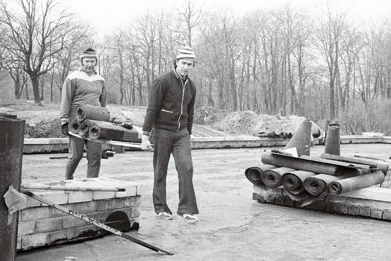 VSÜ "Kalev" kergejõustikukooli direktor Charles-Villem Vallmann ja treener Rein Ahun kommunistlikul laupäevakul uue spordikooli hoone ehitusplatsil töötamas.
