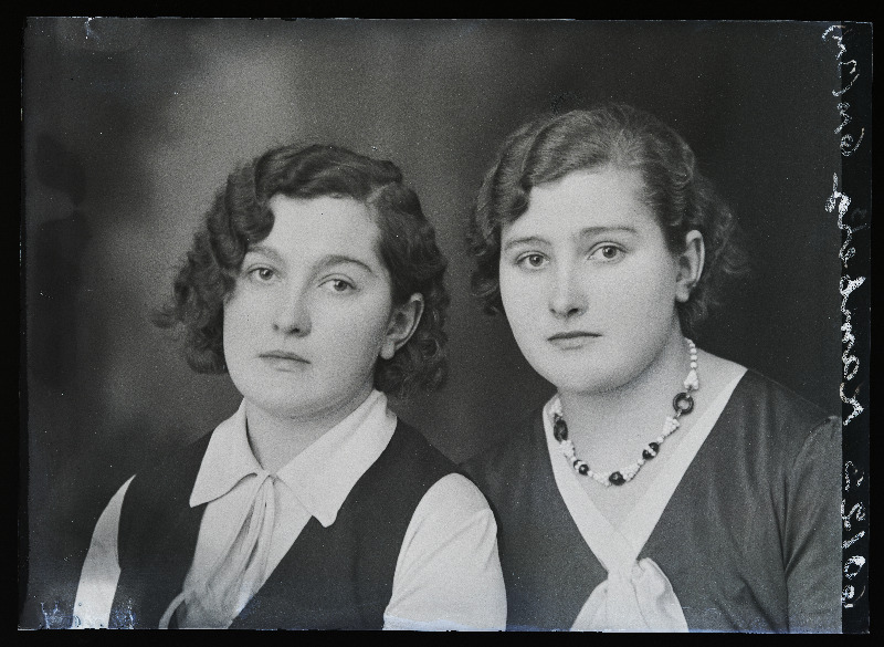 Kaks naist, (foto tellija Kamberg).