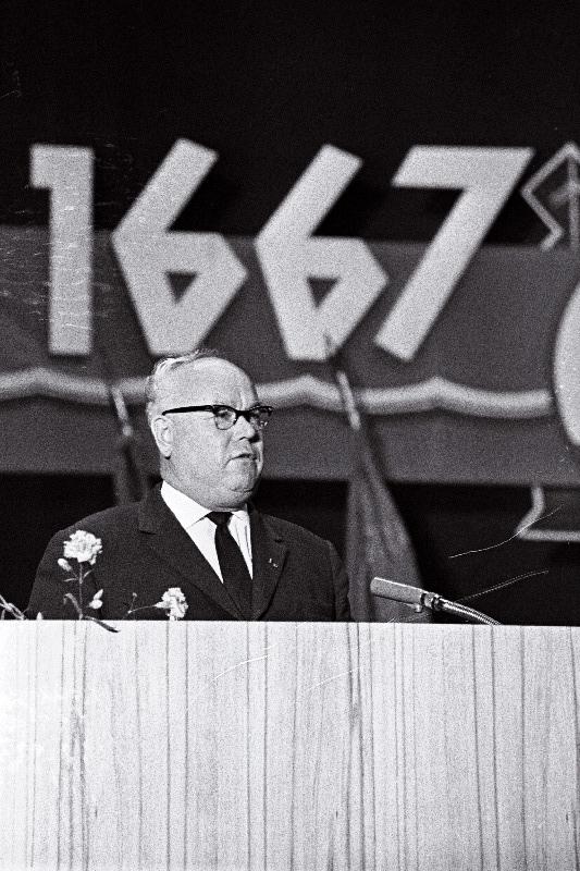 NSV Liidu metsa-, tselluloosi-, paberi- ja puidutööstuse ministri asetäitja Aleksander Dmitrin V.Kingissepa nimelise Tallinna Tselluloosi- ja Paberikombinaadi 300- aastase juubeli ja Tööpunalipu ordeniga autasustamise pidulikul koosolekul Tallinna Laevastiku Ohvitseride Majas kõnelemas.