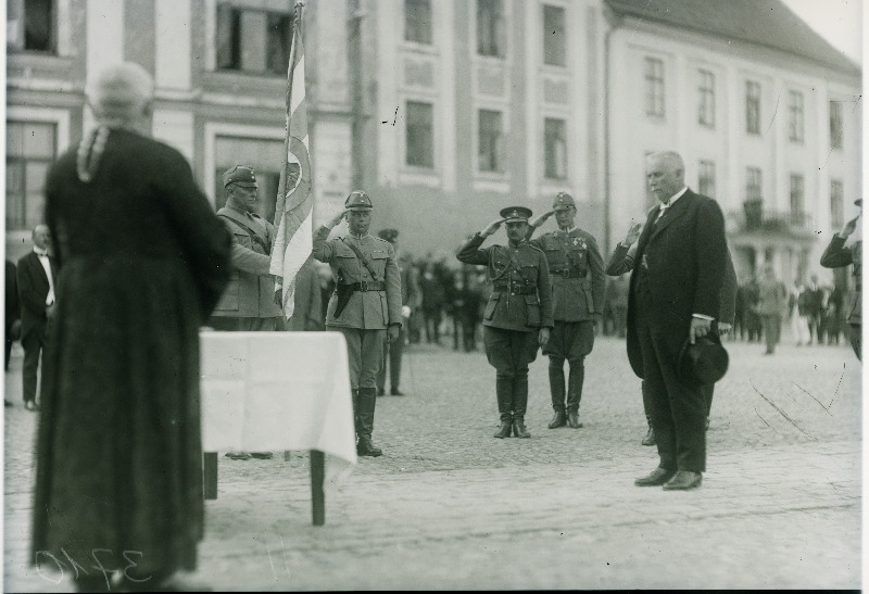 Kaitseliidu lipu õnnistamine. Paremalt esimene riigivanem J. Teemant.