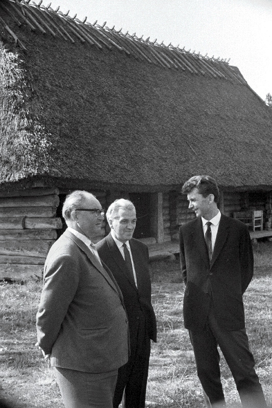 Vabaõhumuuseumi direktor O. Korsjukov (paremalt) Eesti NSV Ülemnõukogu Presiidiumi esimehele A. Müürisepale ja Eesti NSV kultuuriministrile A. Lausile muuseumi eksponaate tutvustamas.