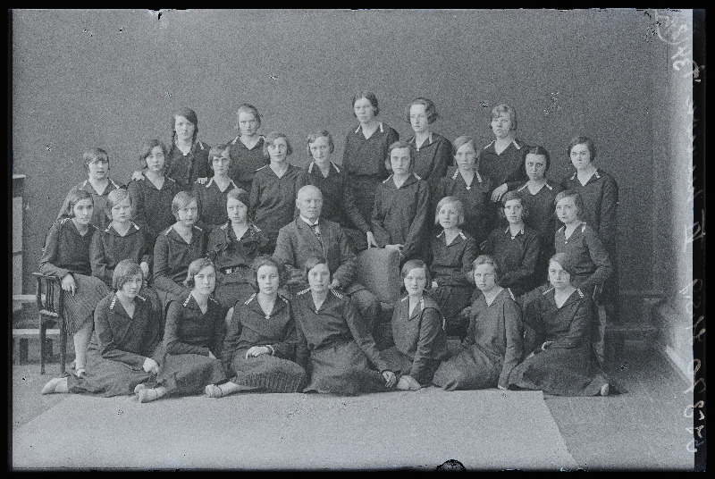 Viljandi Eesti Haridusseltsi Tütarlaste Gümnaasiumi VI humanitaarklass ja õpetaja Mihkel Varrik.
