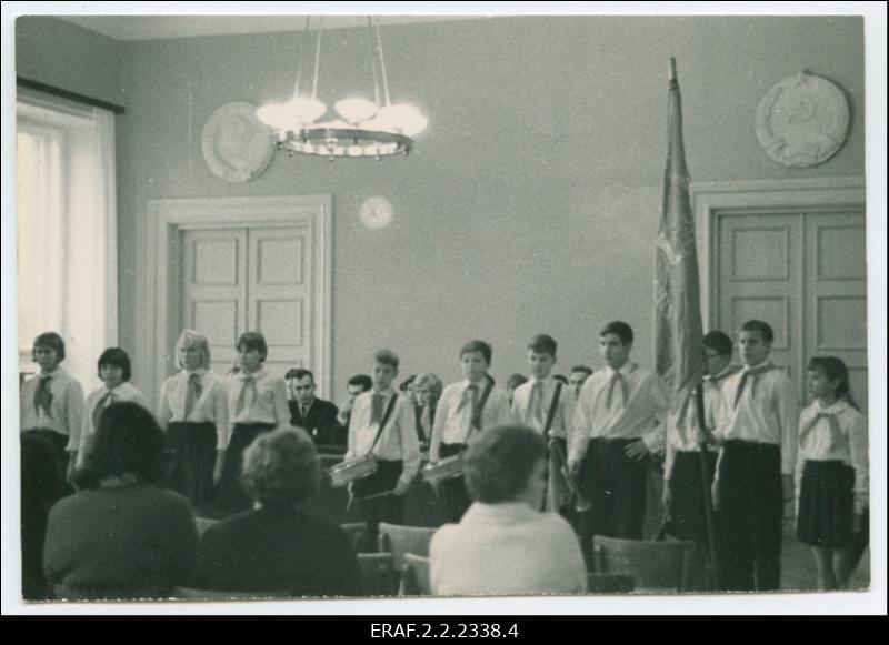 Mustla Keskkooli pioneerid tervitavad komsomolitöötajate kokkutulekust osavõtjaid