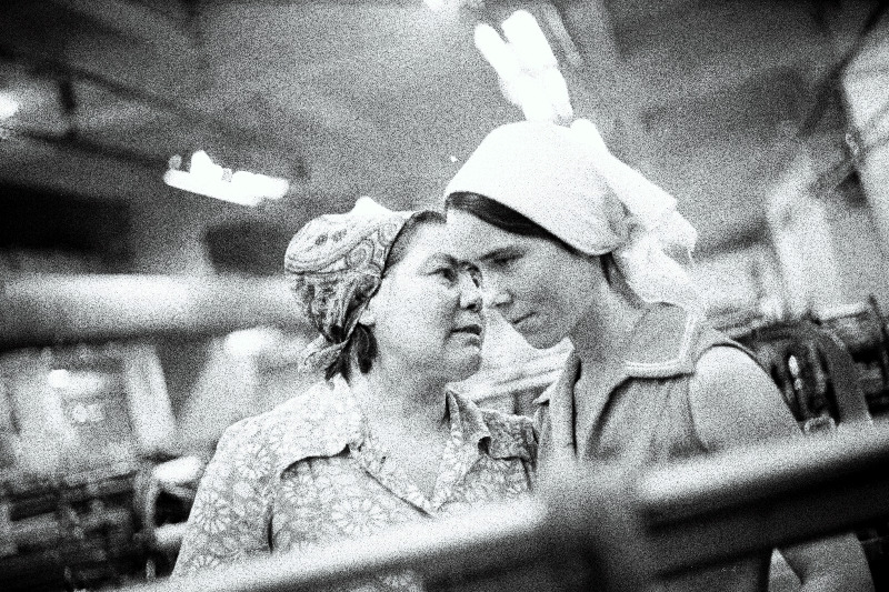 Puuvillakombinaadi "Balti Manufaktuur" 45 teljel töötav kangur Valentina Muravjova (vasakul) ja 36 teljel töötav kangur Tatjana Gerassimtšuk