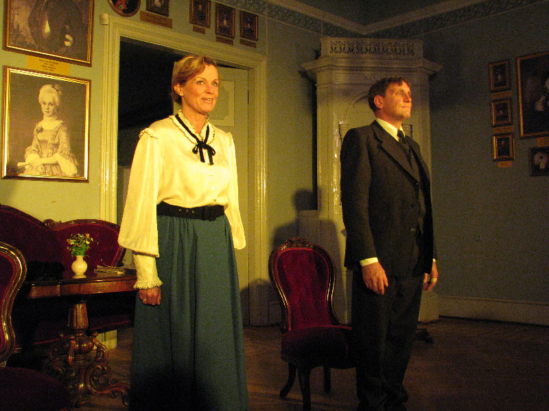 Näitlejad Anne Veesaar ja Erik Ruus etenduses "Armas luiskaja" Palmse mõisas.