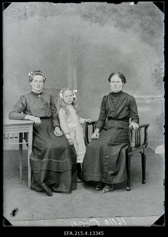 Kaks naist ja tüdruk, (foto tellija Pokk).