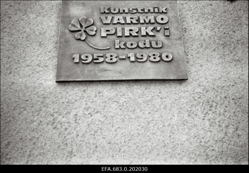 Mälestustahvel maalikunstnik Varmo Pirk´i kodumaja seinal.