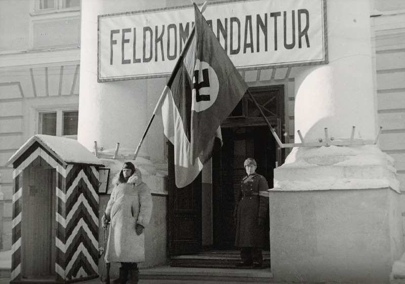 Tartu Ülikooli peasissekäik enne ülikooli taasavamist (Feldkommandatur).