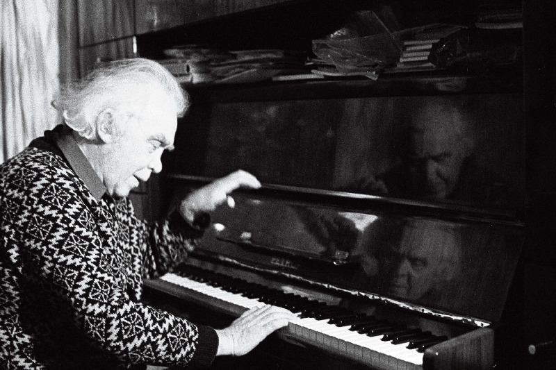 Gustav Ernesaks klaveri taga.