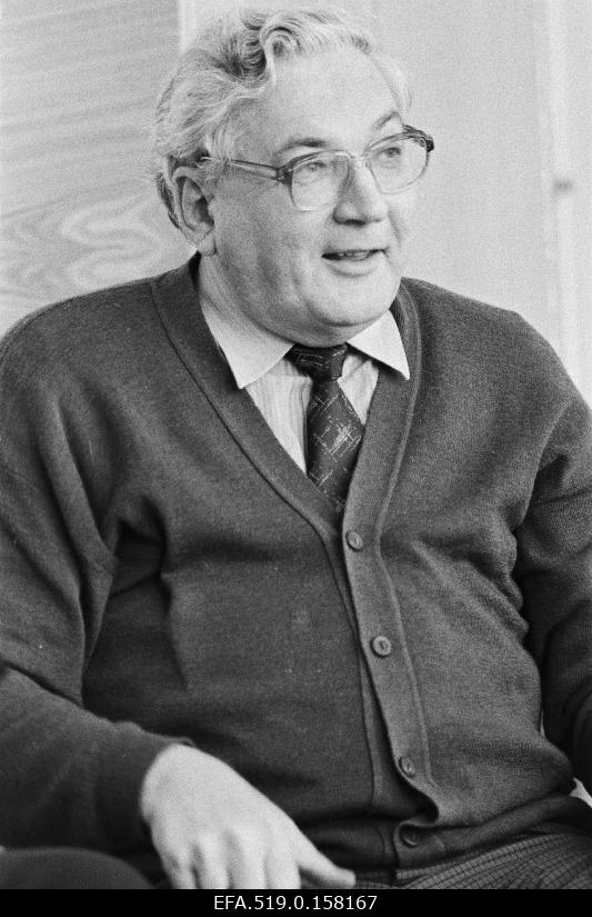 Tallinna Tehnikaülikooli Informaatikainstituudi informaatika aluste õppetooli juhataja professor Leo Võhandu “Kaubalehe” toimetuses vestlusringis.