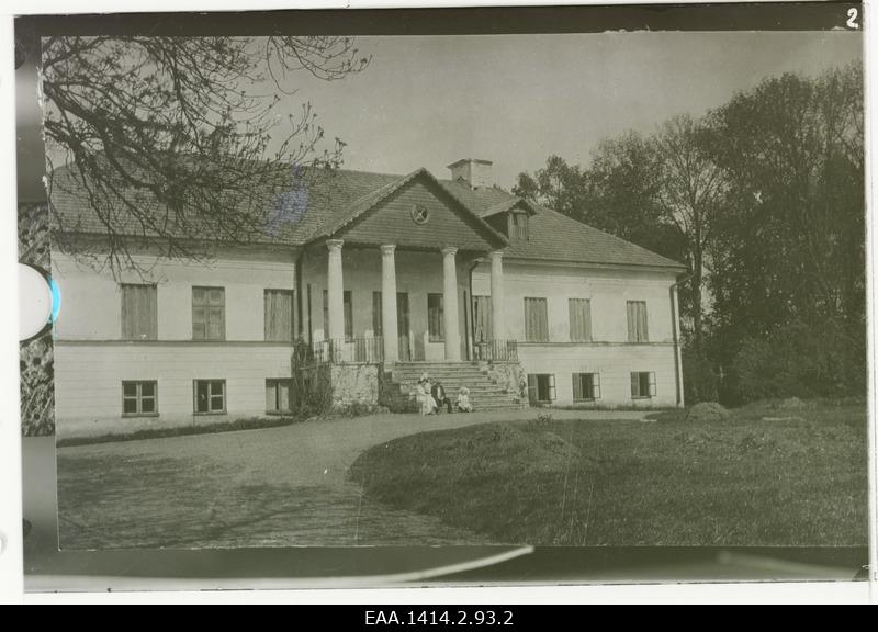 Järlepa (Jerlep). Klaasnegatiiv mõisa peahoone fotost. Trepil istub kolmeliikmeline perekond. Hoone põhikorruse aknad ja peauks on laudadega kinni löödud.