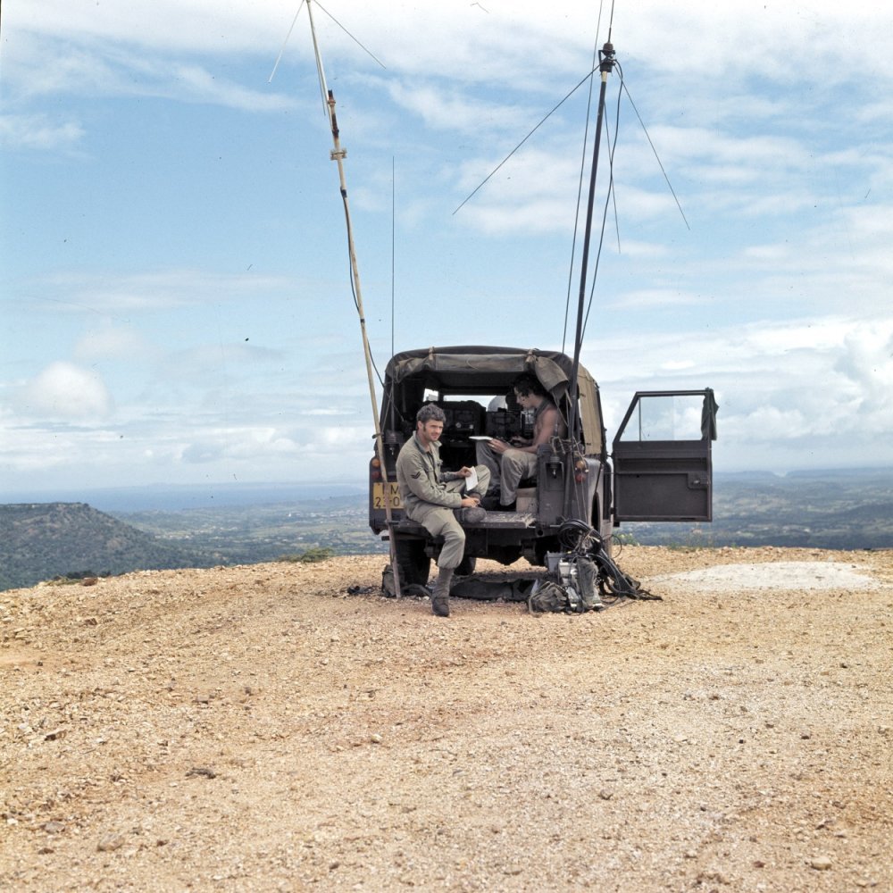 Mariniers verbindelaar onderhouden de communicatie vanuit een Land Rover jeep